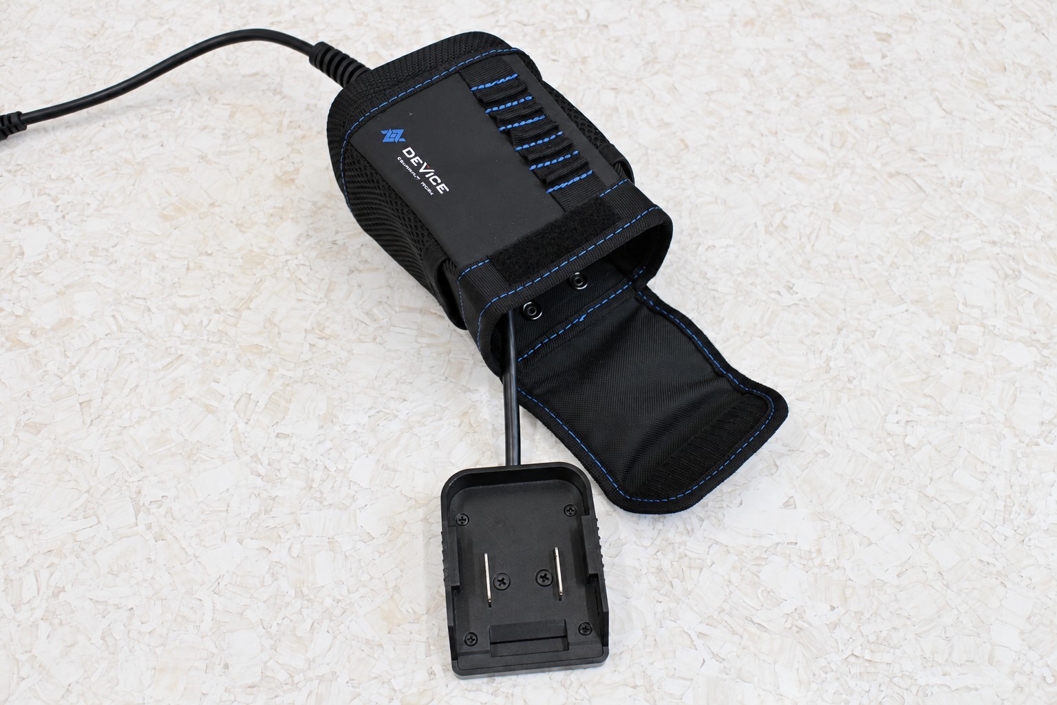 標準の40V 1個口アダプターとポーチ。バッテリー本体を取り付ける前の状態