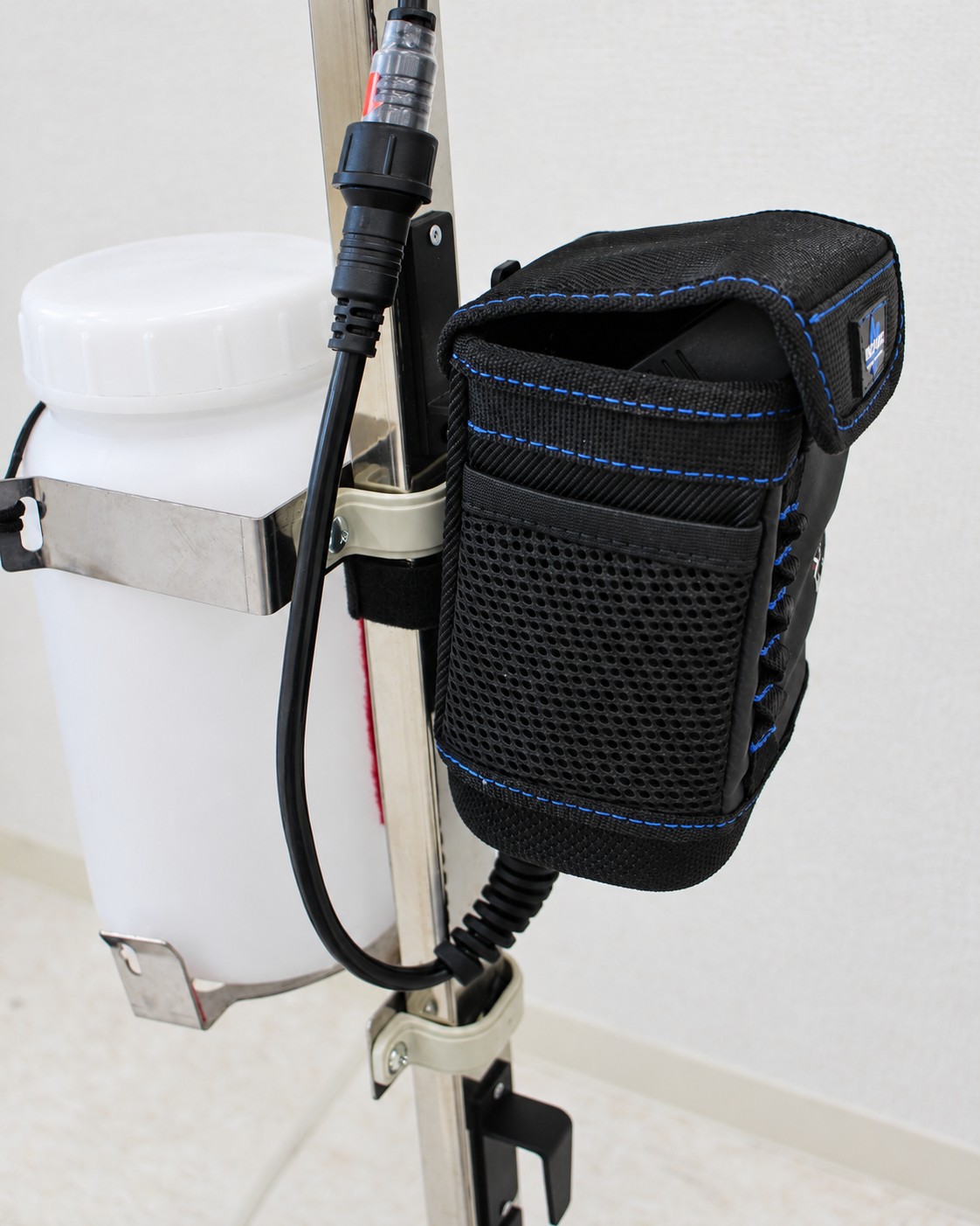 BOXY PLUS Lのバッテリーポーチと支柱への固定部。左側には別売の洗剤タンクを装着