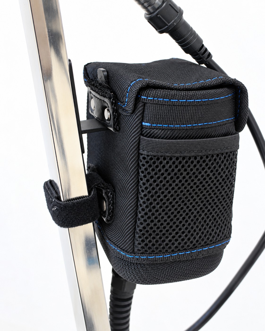 BOXY PLUS Sのバッテリーポーチ。上部の支持金具と、支柱へ巻き付ける下部ベルクロベルト