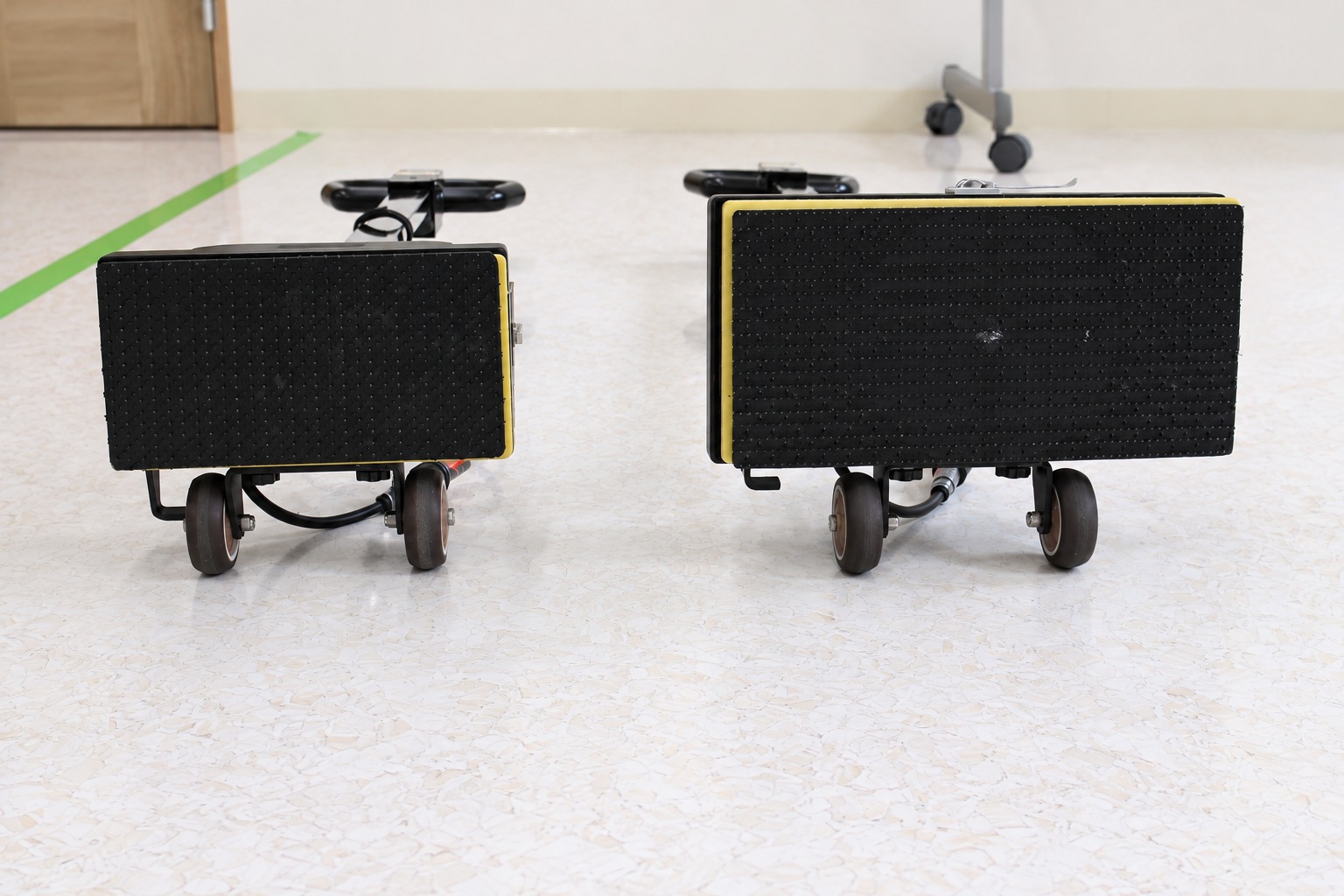 BOXY PLUSのブラシ装着時の底面比較。左がSサイズ、右がLサイズ