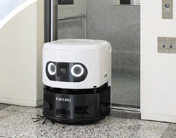 エレベーターに乗り込むRAPiiTT