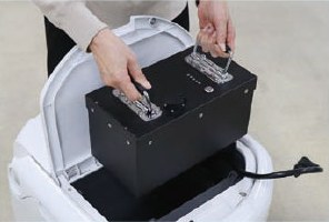 バッテリーを入れ替える様子