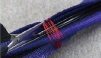 絡んだ糸をハサミで切る様子