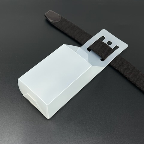 専用ケースに製品を収納しベルトに通した画像