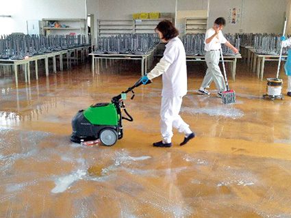 ワックス床の洗浄・剥離の様子