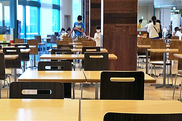 フードコートの拭き掃除の様子