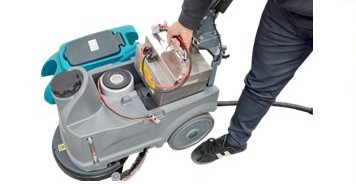 リチウムイオンバッテリーを本体から取り外す様子