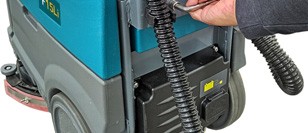 キャリーハンドルを持って本体を持ち上げる様子