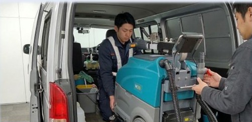 スクラブメイト F15Li をワゴン車に積み込む様子