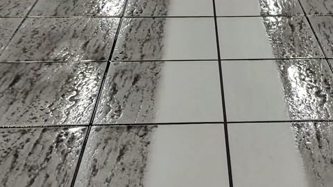 防滑セラミック床の洗浄跡