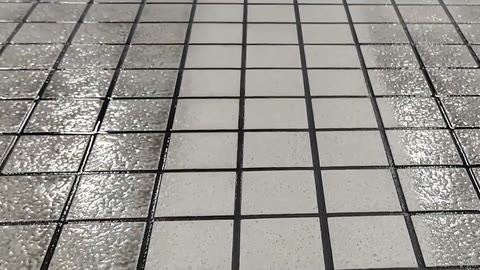 磁器タイル床の洗浄跡
